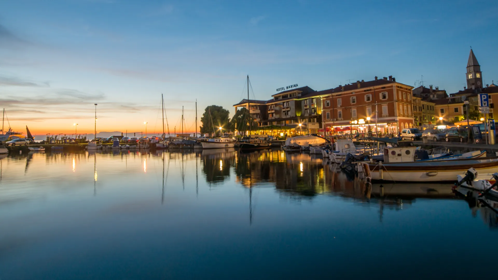 Hotel Marina night photo